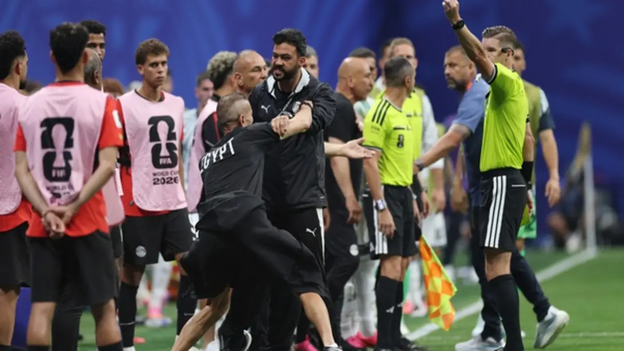 Ban huấn luyện Ai Cập bùng nổ cơn giận dữ sau bàn thua ngược Argentina, bị ‘tặng’ cơn mưa thẻ