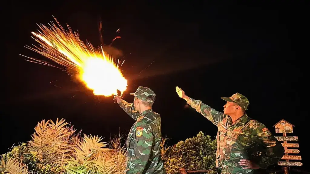 Bắn pháo hiệu, đưa người trên đảo vào bờ tránh bão Maysak