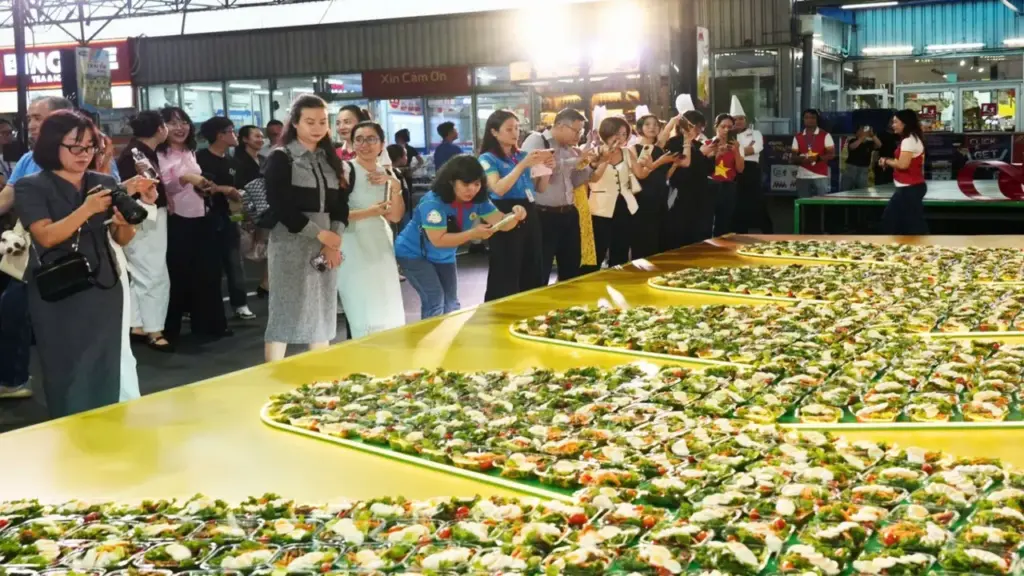 Bàn salad lớn nhất Việt Nam xác lập kỷ lục từ thực phẩm Tick xanh