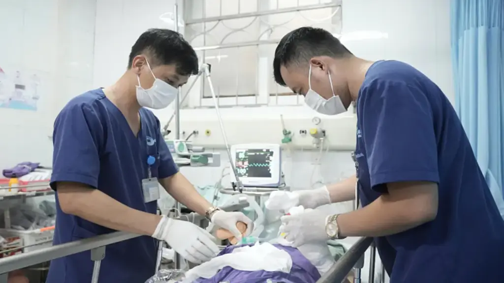 Bàn tay cô gái 19 tuổi bị máy xay thịt dập nát