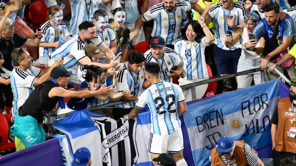 Báo Anh đặt dấu hỏi về việc tiền đạo Argentina thoát thẻ đỏ
