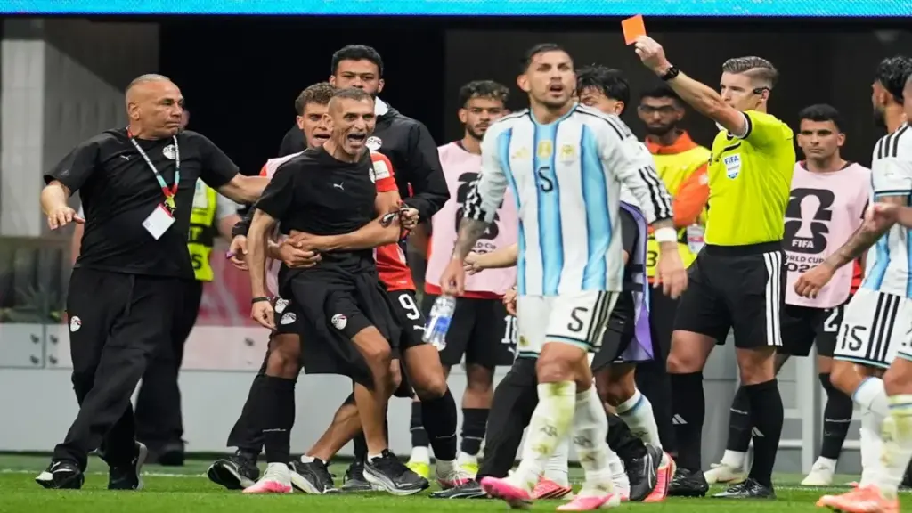 Báo Anh tung bằng chứng dấy lên nghi vấn FIFA thiên vị Argentina