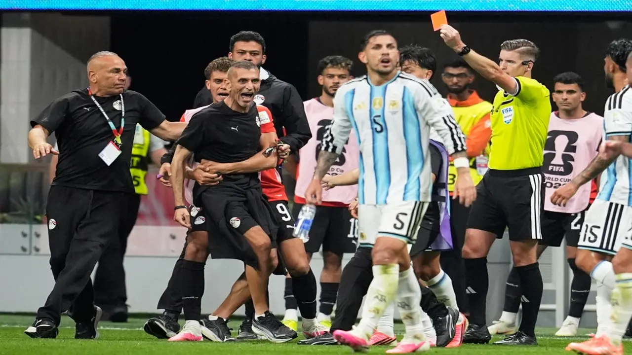 Báo Anh tung bằng chứng dấy lên nghi vấn FIFA thiên vị Argentina