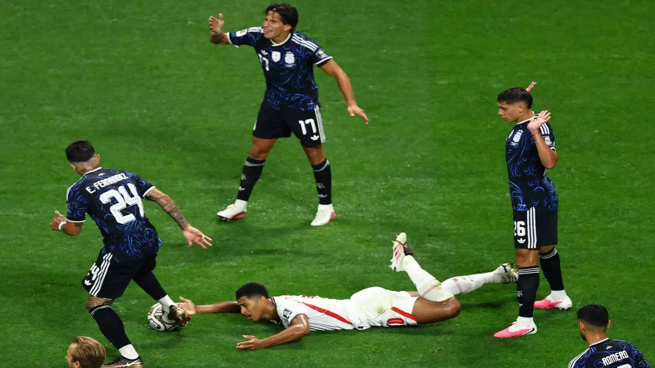 Báo Anh tung bằng chứng, tố cáo trọng tài thiên vị lộ liễu Argentina