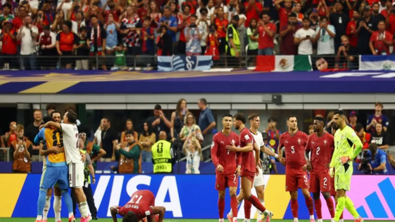 Báo Bồ Đào Nha cay đắng: ‘Kết cục thật tuyệt vọng, HLV Martinez sai lầm vì cố giữ Ronaldo’