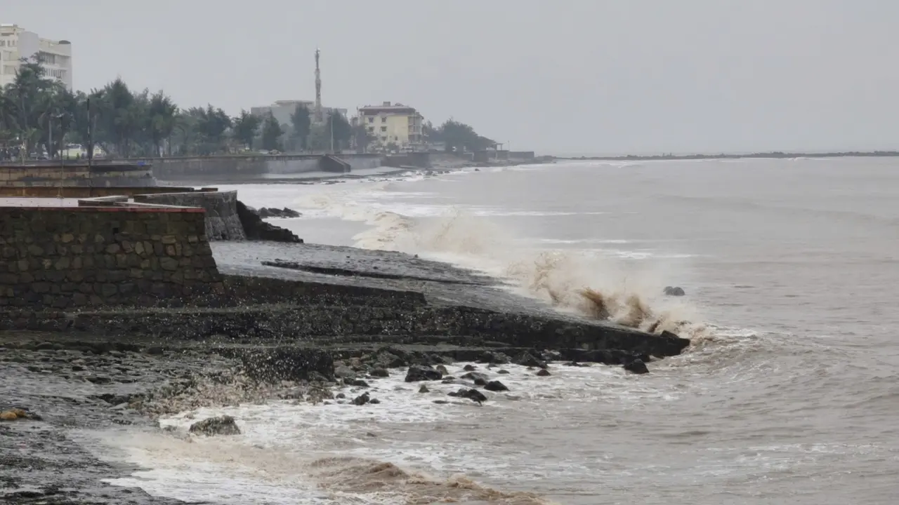 Bão Maysak đi qua vùng biển Bạch Long Vỹ