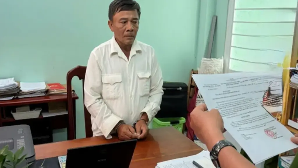 Bắt người đàn ông giở trò đồi bại với bé gái