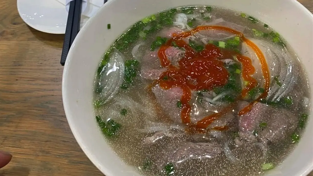 'Bát phở bò ở sân bay 245 nghìn đồng nhưng như phở ăn liền'