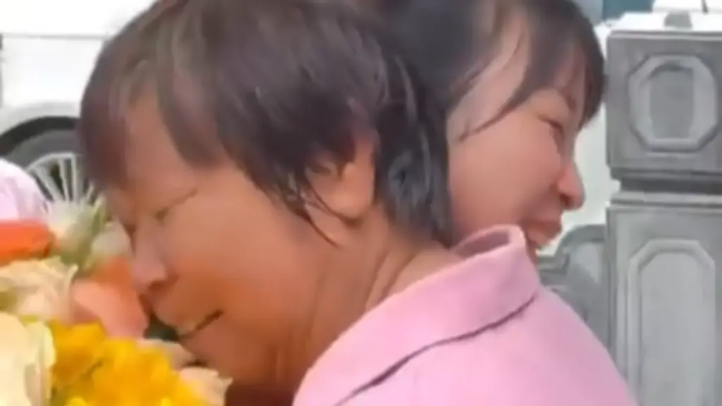 Bé gái 2 tuổi mất tích năm 1991 đoàn tụ với gia đình sau 35 năm