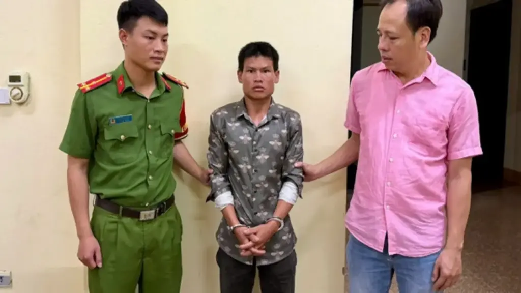 Bé gái 6 tuổi bị bắt cóc khi đang bán dưa ven đường