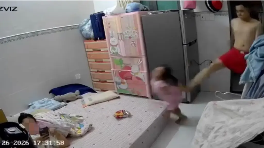 Bé gái ở TPHCM bị người tình của mẹ đạp văng lên giường