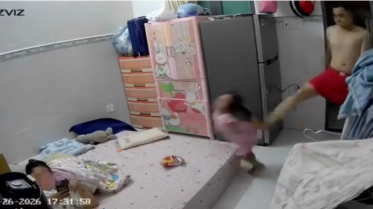 Bé gái ở TPHCM bị người tình của mẹ đạp văng lên giường