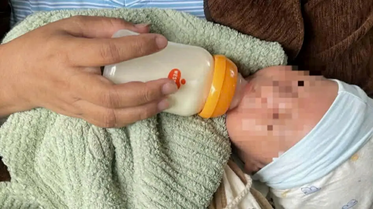 Bé trai 1 tháng tuổi bị bỏ rơi bên đường kèm bức thư ghi 'hoàn cảnh khó khăn' của người mẹ