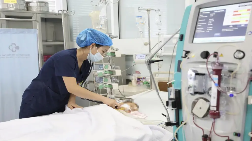 Bé trai 15 tháng tuổi bị ong vò vẽ đốt 60 nốt