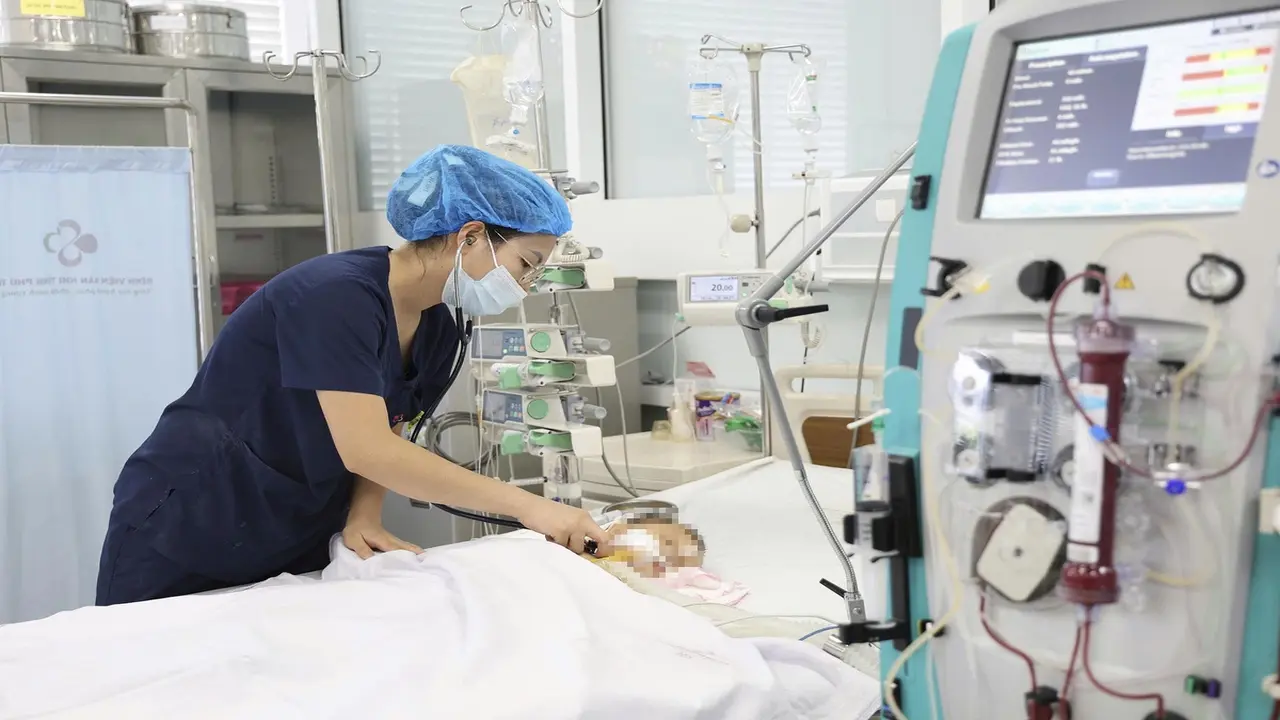 Bé trai 15 tháng tuổi bị ong vò vẽ đốt 60 nốt