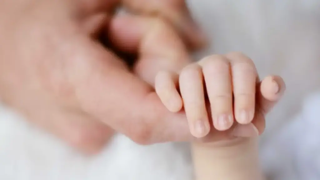 Bé trai 18 tháng tuổi bị tuyên bố tử vong tại bệnh viện bất ngờ "sống lại"