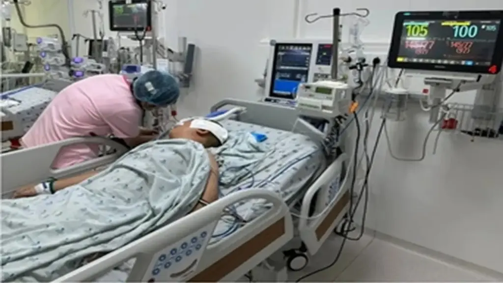Bé trai bị bạn học dùng kéo đâm xuyên sọ nguy kịch