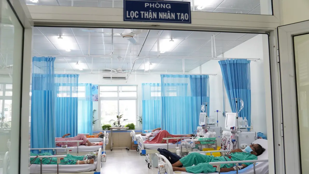 Bên trong phòng chạy thận Bệnh viện Chợ Rẫy: Máy lọc máu chạy hết công suất, có ca chỉ 23 tuổi