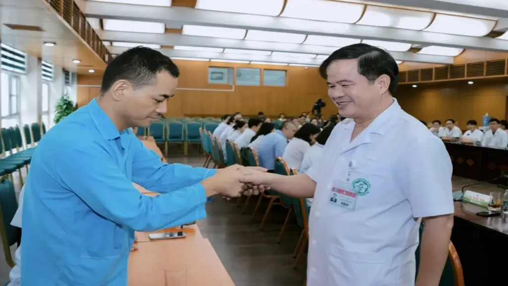 Bệnh nhân nói với bác sĩ BV Bạch Mai: "Cảm ơn vì tôi được sống để trở về"