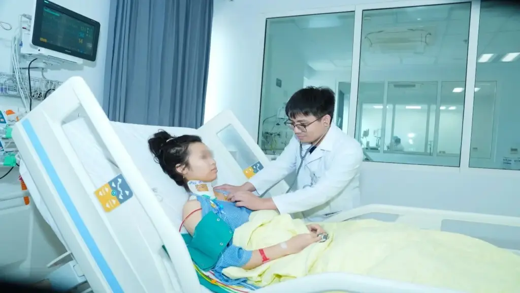 Bệnh viện Bạch Mai cơ sở Ninh Bình cứu bé gái sốc phản vệ sau ăn hải sản