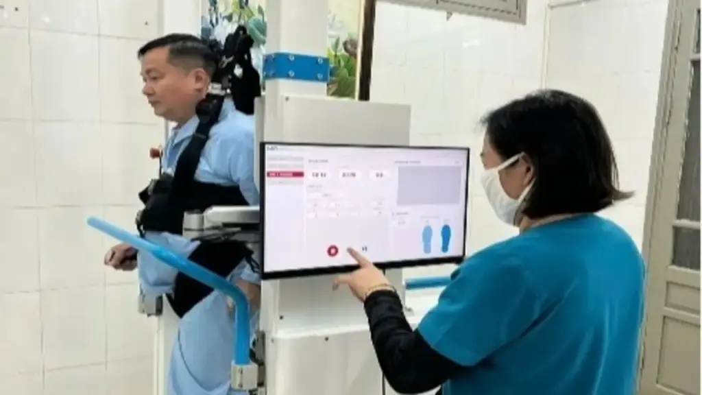 Bệnh viện công đầu tiên ứng dụng robot phục hồi dáng đi cho người bệnh