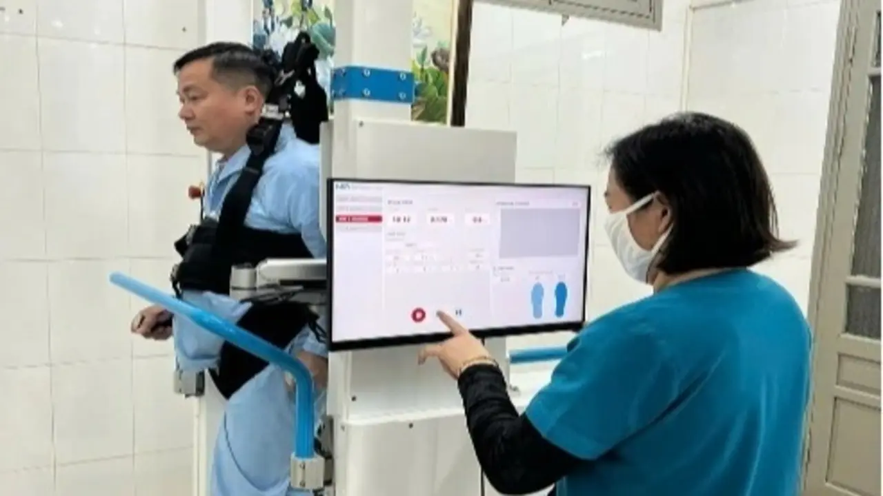 Bệnh viện công đầu tiên ứng dụng robot phục hồi dáng đi cho người bệnh