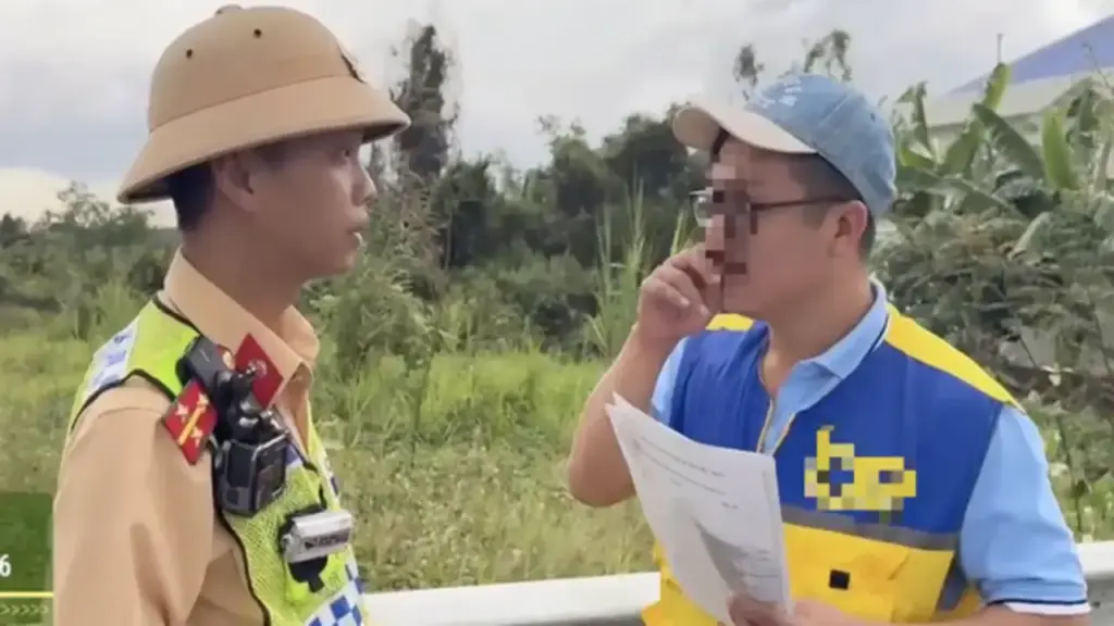 Bị CSGT tạm giữ GPLX vẫn chở khách, tài xế và chủ xe bị phạt 77 triệu