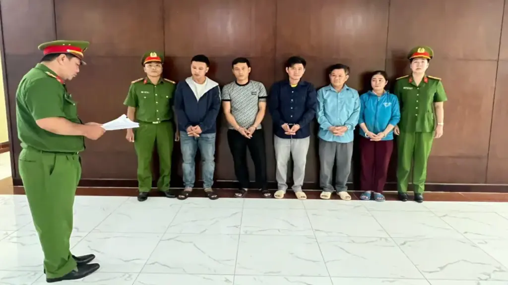 Bị điều tra, đường dây bán phụ gia thực phẩm giả ở TP.HCM tìm cách ‘tác động’ công an
