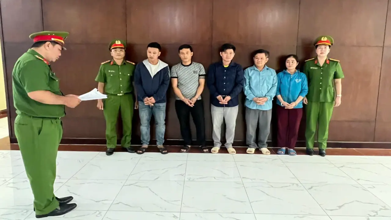 Bị điều tra, đường dây bán phụ gia thực phẩm giả ở TP.HCM tìm cách ‘tác động’ công an