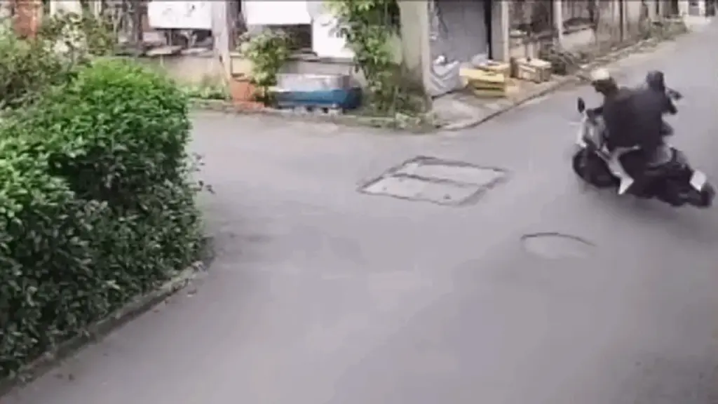 Bị húc ngã xe, người đàn ông đạp vào đầu cô gái