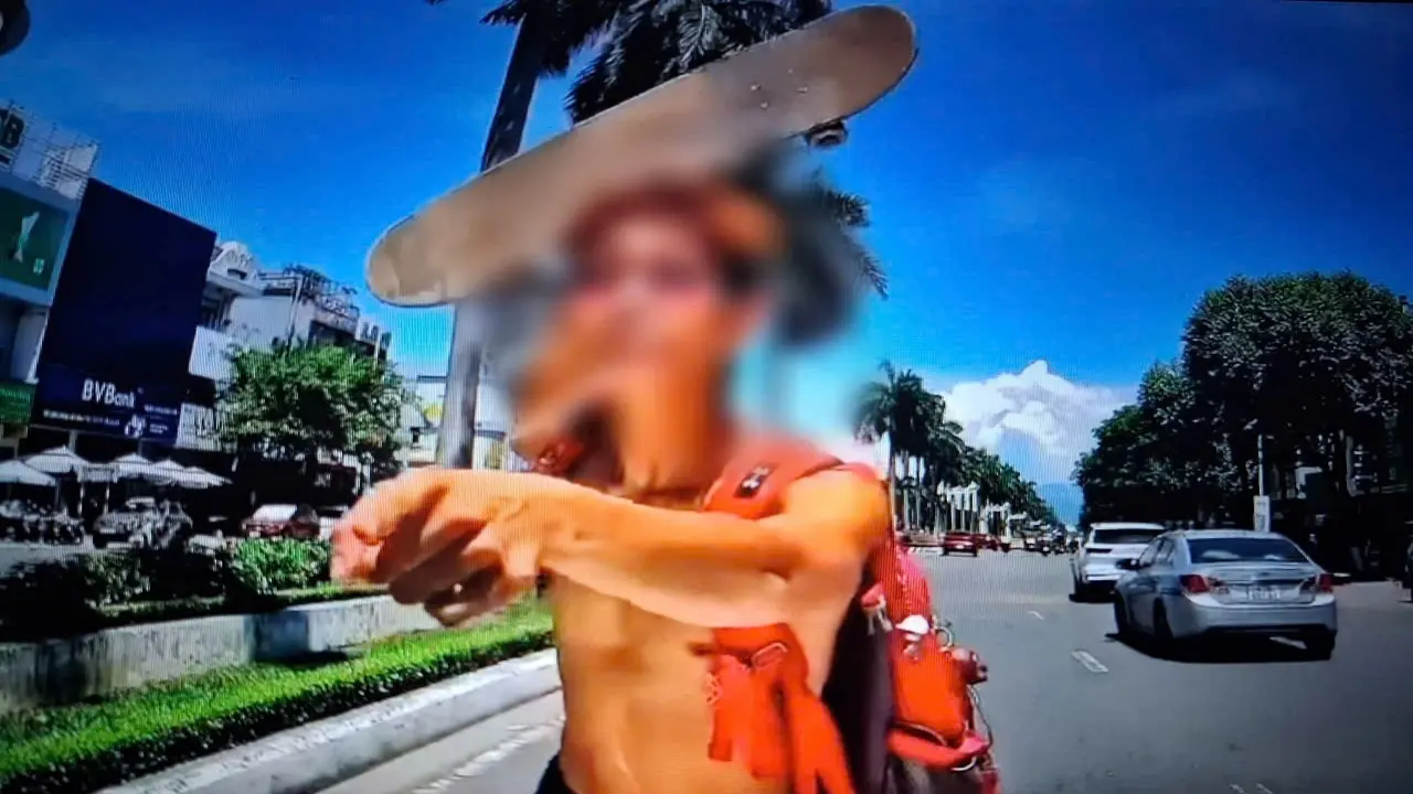 Bị nhắc trượt ván trên đường, người đàn ông nói “biết bố mày là ai không”