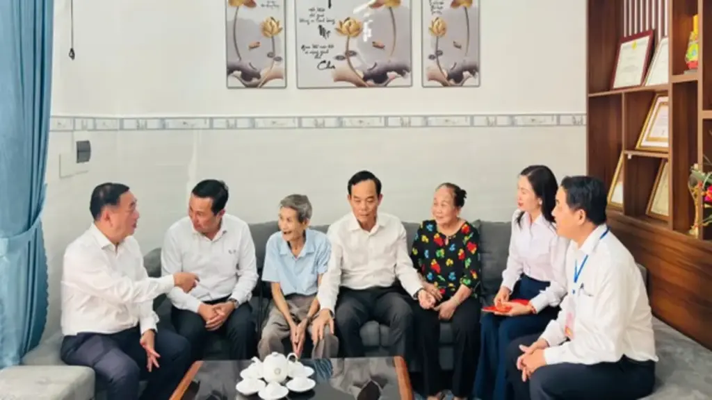 Bí thư Thành ủy TP.HCM Trần Lưu Quang thăm, tặng quà cho cựu tù Côn Đảo