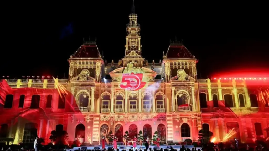 Biển người đổ về trụ sở UBND TP.HCM thưởng thức trình chiếu 3D Mapping