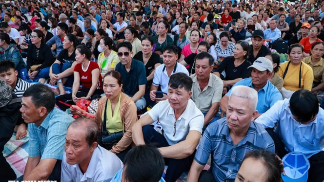 Biển người ở Tắc Sậy trước lễ tuyên phong Chân phước: 'Ai cũng vui vẻ, nhường chỗ cho nhau'