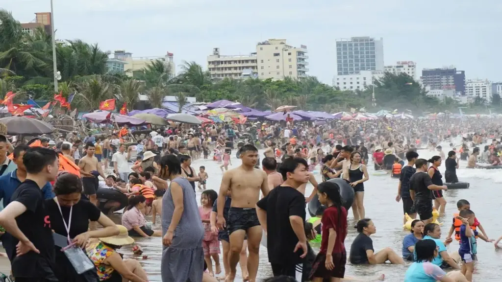 Biển Sầm Sơn vẫn đông nghịt du khách dù ảnh hưởng bão Maysak