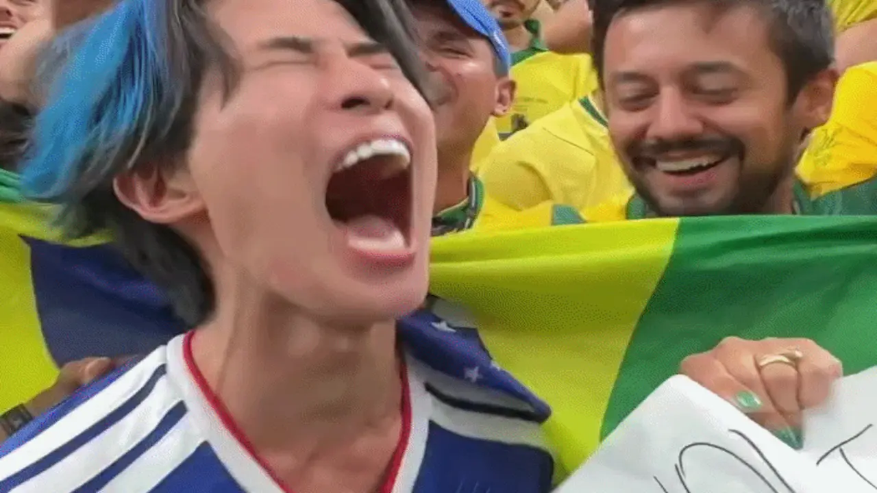 Biểu cảm gây sốt của CĐV Nhật gào khóc giữa người hâm mộ Brazil vì bị thua