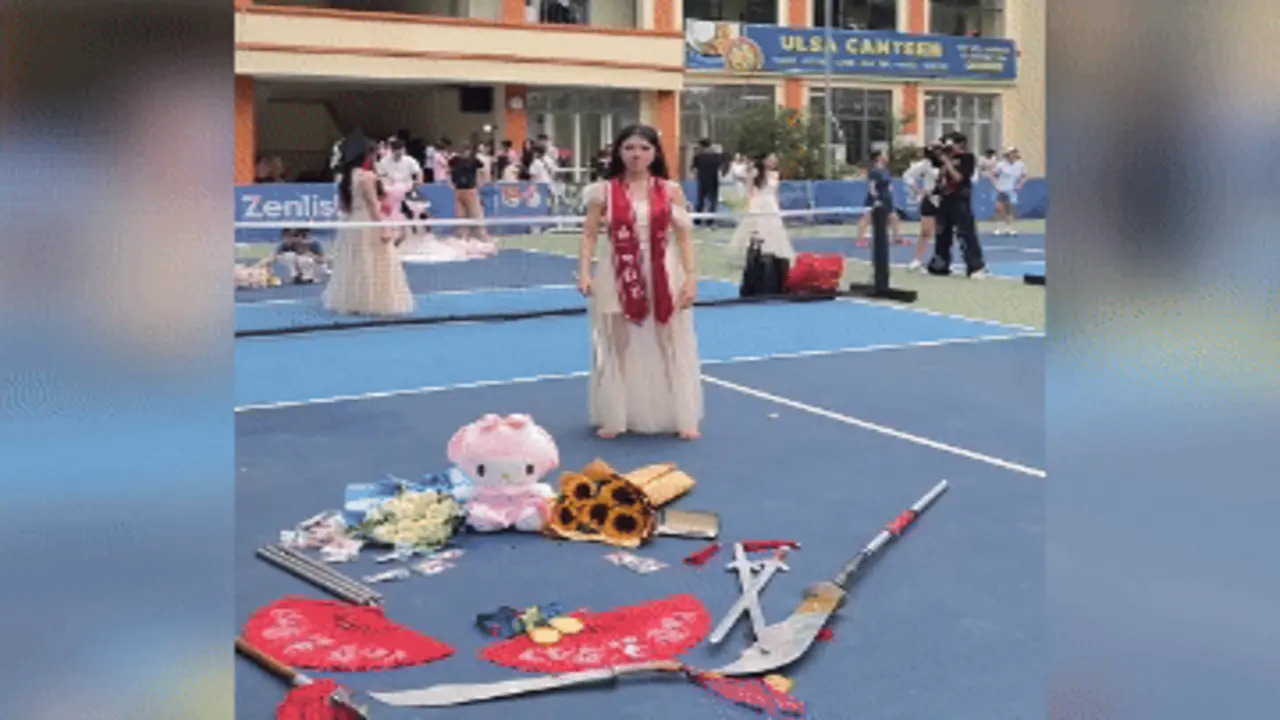 Biểu diễn múa côn trong ngày tốt nghiệp, nữ sinh khiến nhiều người bất ngờ