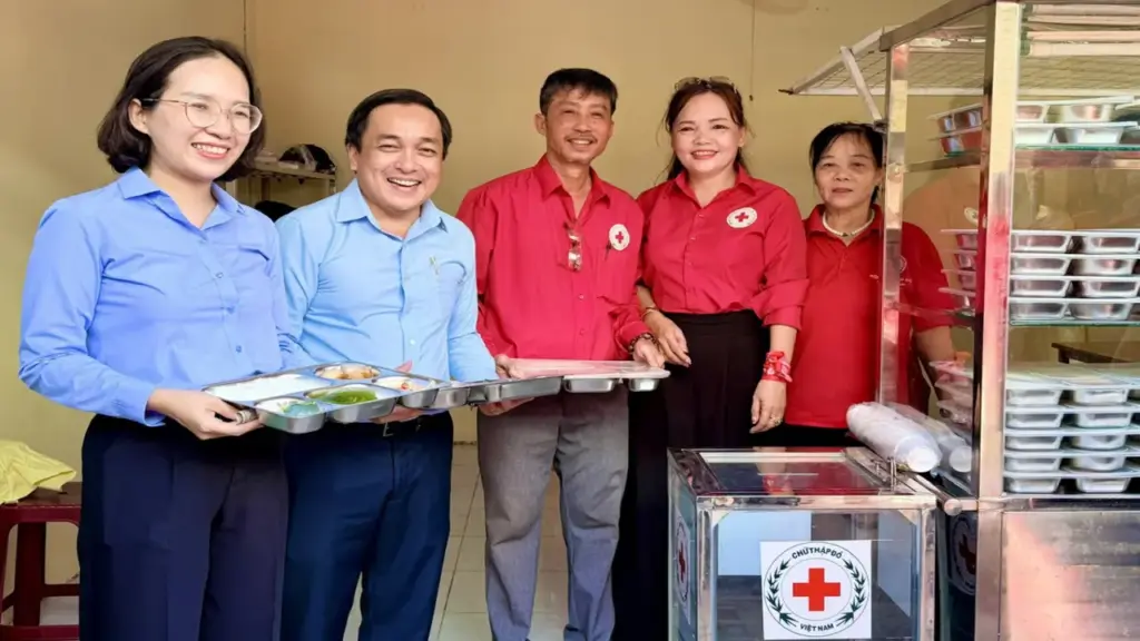 Bình Tân khai trương 'Quán cơm Nghĩa Tình', chăm lo bữa ăn cho người lao động thu nhập thấp