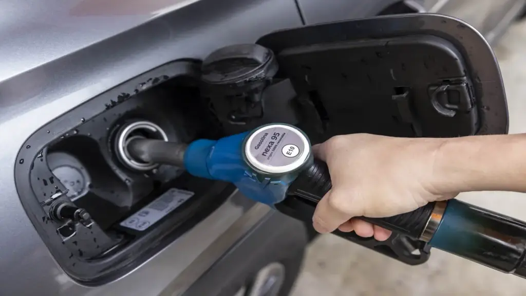 BMW và Toyota thí điểm sử dụng xăng tái tạo từ dầu ăn thải loại cho ô tô