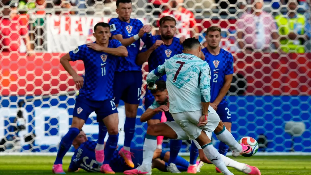 Bồ Đào Nha 0-0 Croatia (H1): Ronaldo sút phạt, làm đối thủ đau
