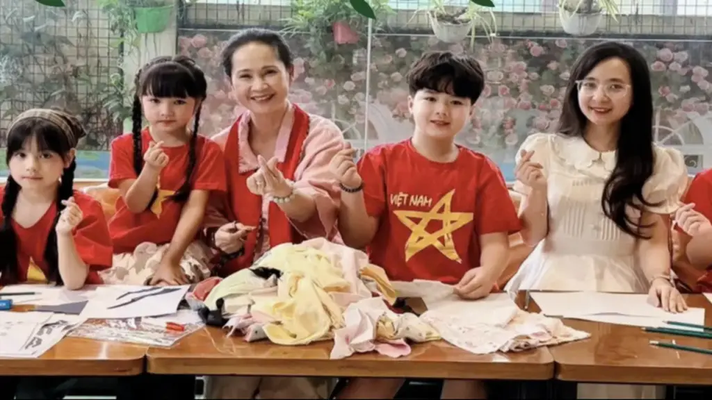 Bỏ điện thoại xuống, bạn nhỏ dệt ước mơ xanh làm thiện nguyện