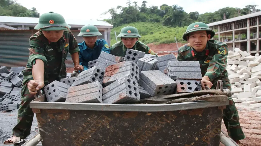 Bộ đội chung sức xây trường học vùng biên giới