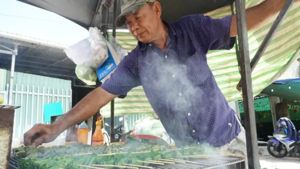 Bò nướng lá cách 32 năm ven quốc lộ: Vợ chồng miền Tây bán giờ 'độc'