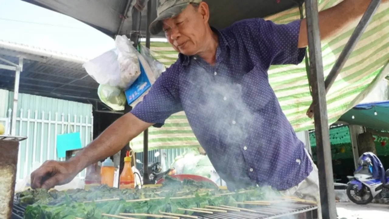 Bò nướng lá cách 32 năm ven quốc lộ: Vợ chồng miền Tây bán giờ 'độc'