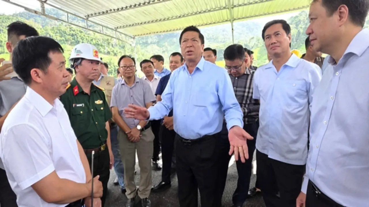 Bộ trưởng Bộ Xây dựng "chốt" thời hạn hoàn thành cao tốc đoạn La Sơn - Hòa Liên