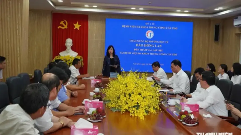 Bộ trưởng Đào Hồng Lan làm việc với Bệnh viện đa khoa Trung ương Cần Thơ