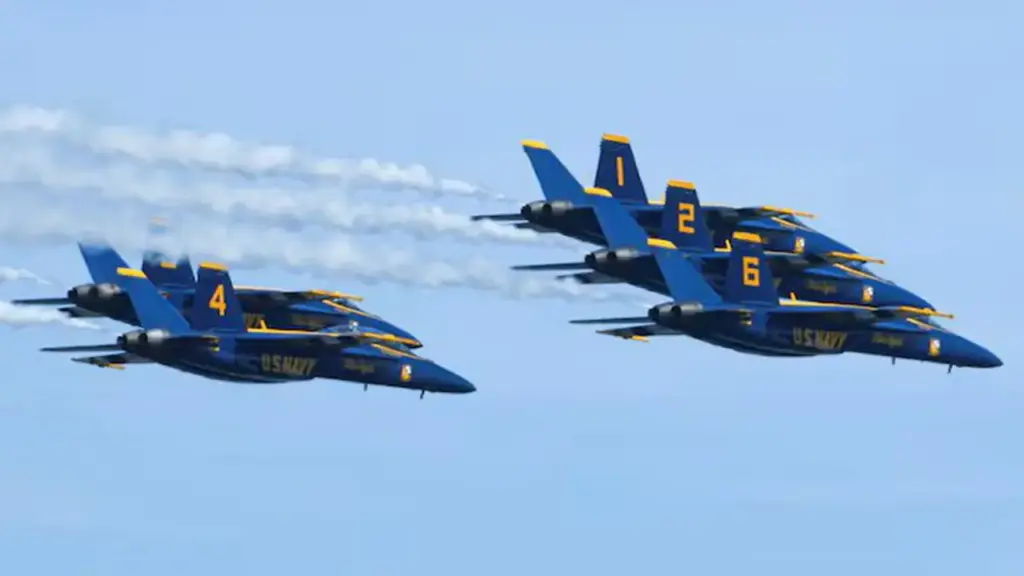 Bộ trưởng Hegseth và quyền Bộ trưởng Hải quân Hung Cao bênh vực phi công bay sát đầu đám đông