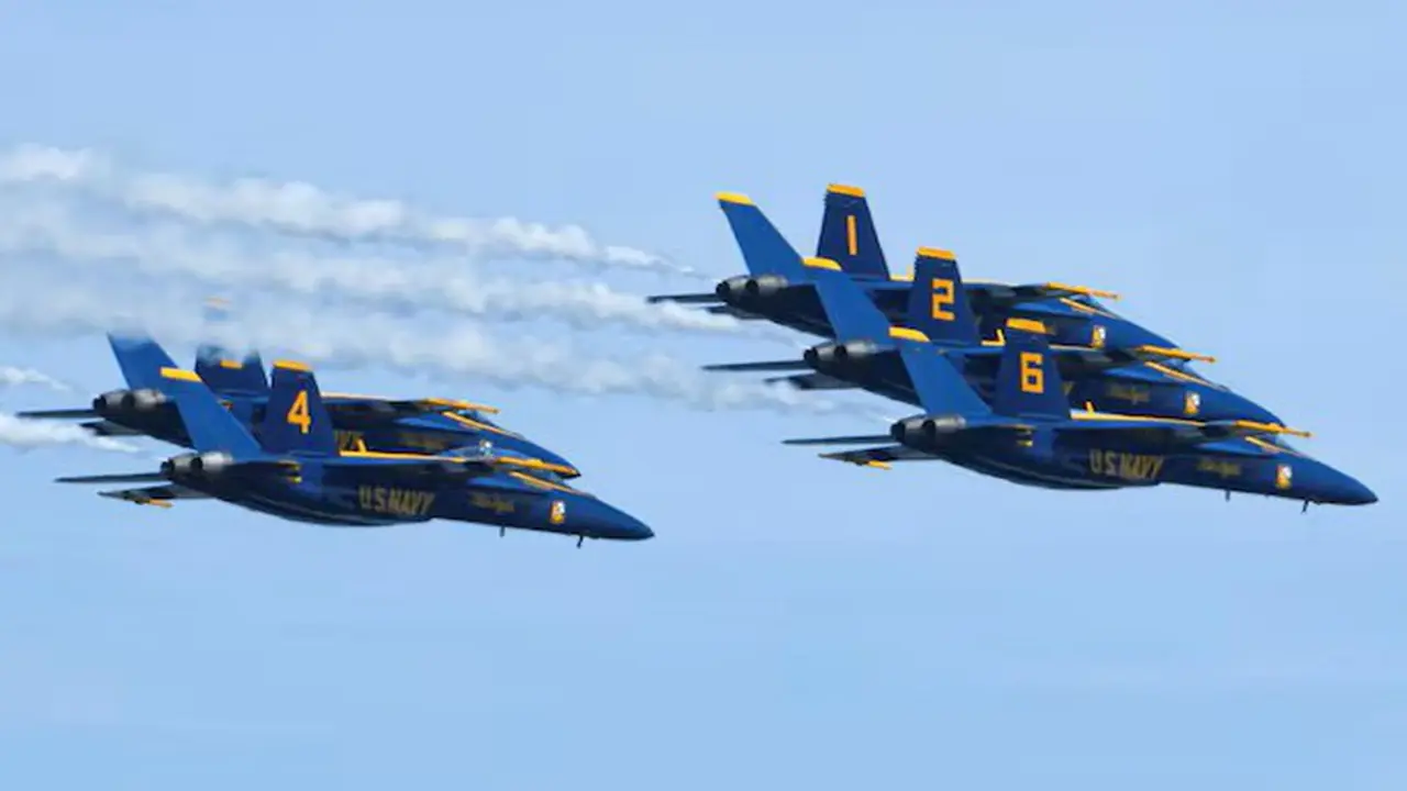 Bộ trưởng Hegseth và quyền Bộ trưởng Hải quân Hung Cao bênh vực phi công bay sát đầu đám đông