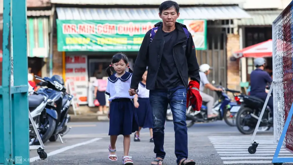 Bối rối vì con phải học xa nhà 10-12 km