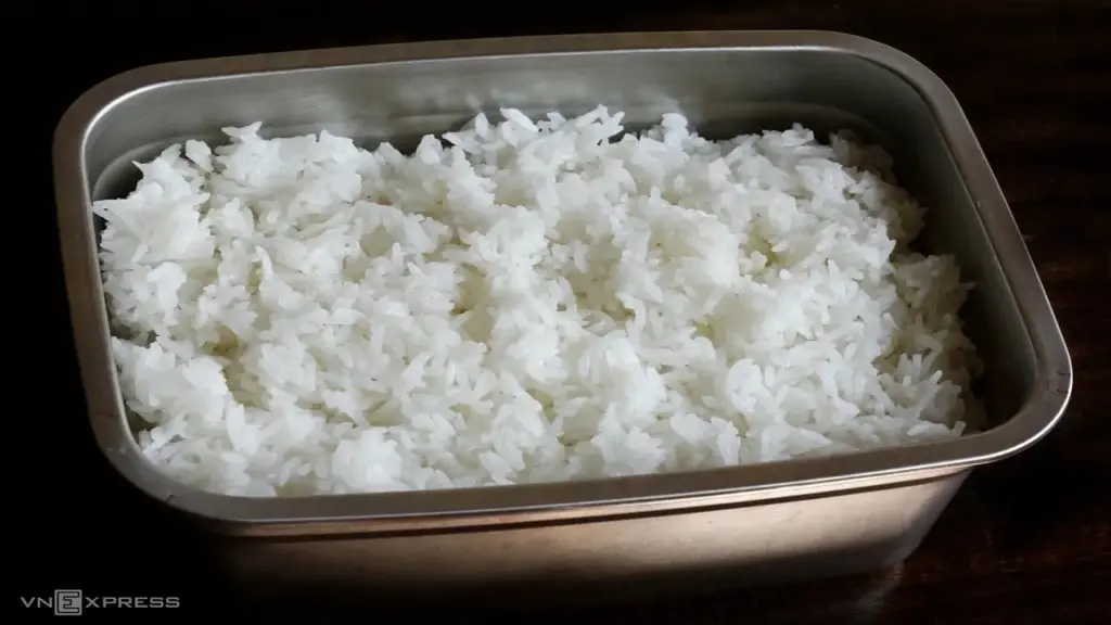 Bữa sáng ăn cơm nóng có gây 'nặng bụng'?